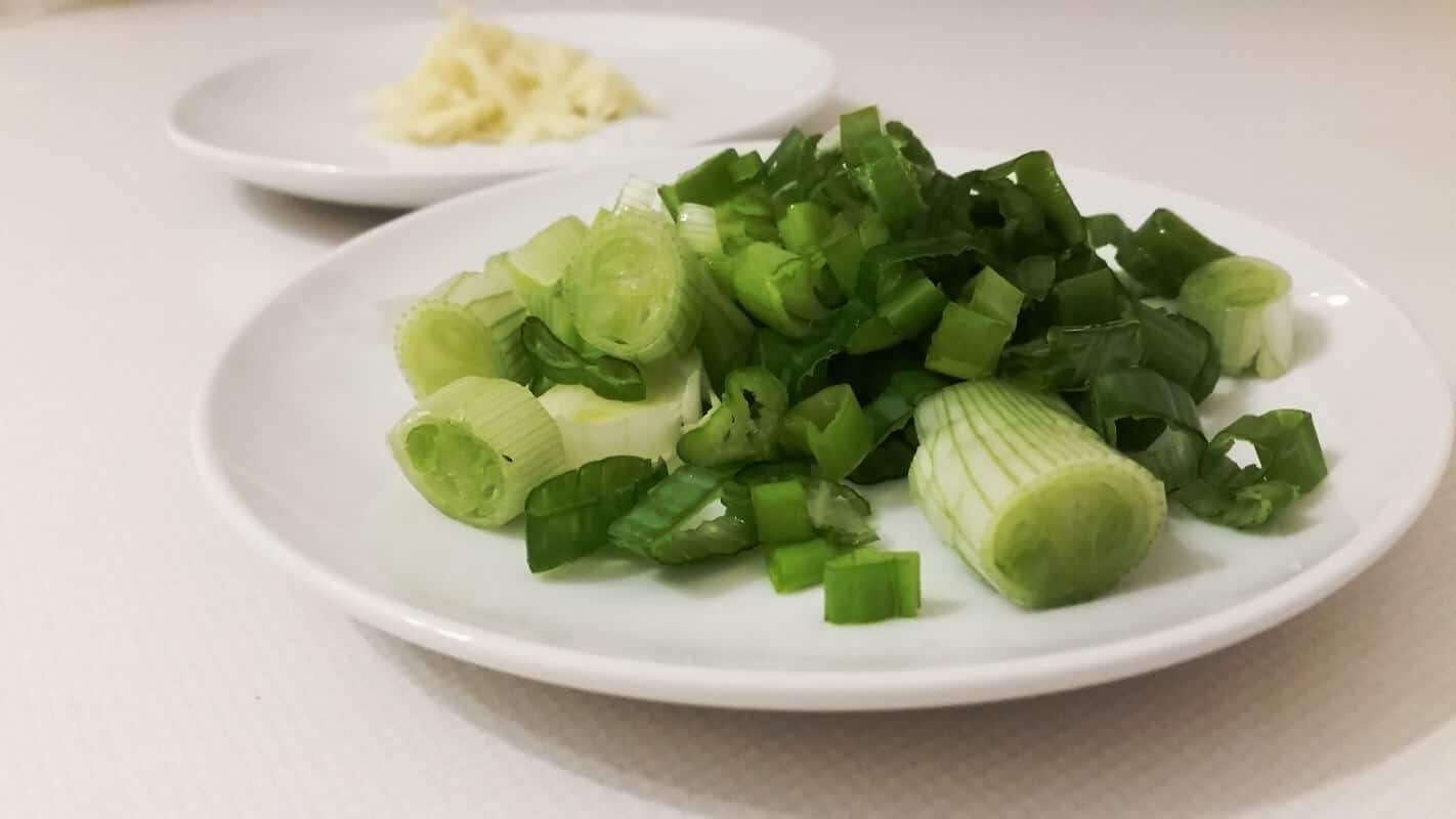 Millefoglie Nabe - Passaggio 2: tagliare lo zenzero e le cipolle