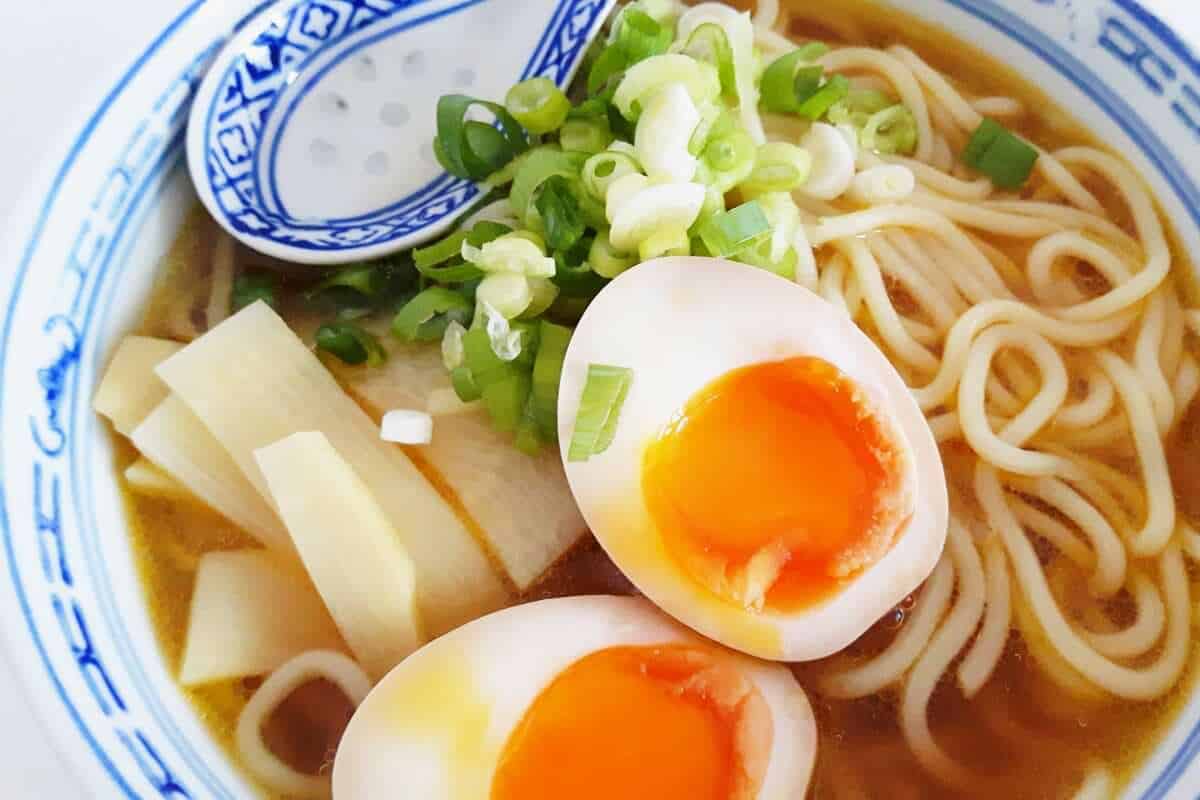 Vegetarische Shoyu Ramen Mit Ingwer Fruhlingszwiebeln Wie In Japan