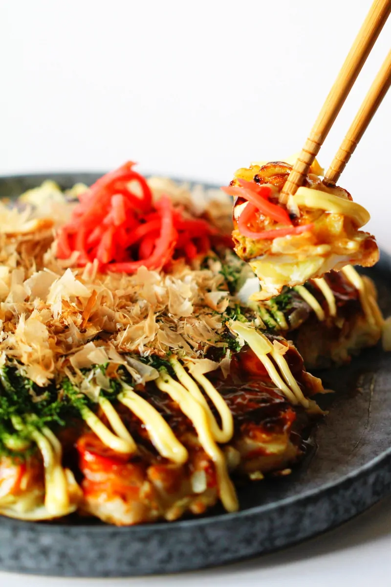 Okonomiyaki mit Stäbchen