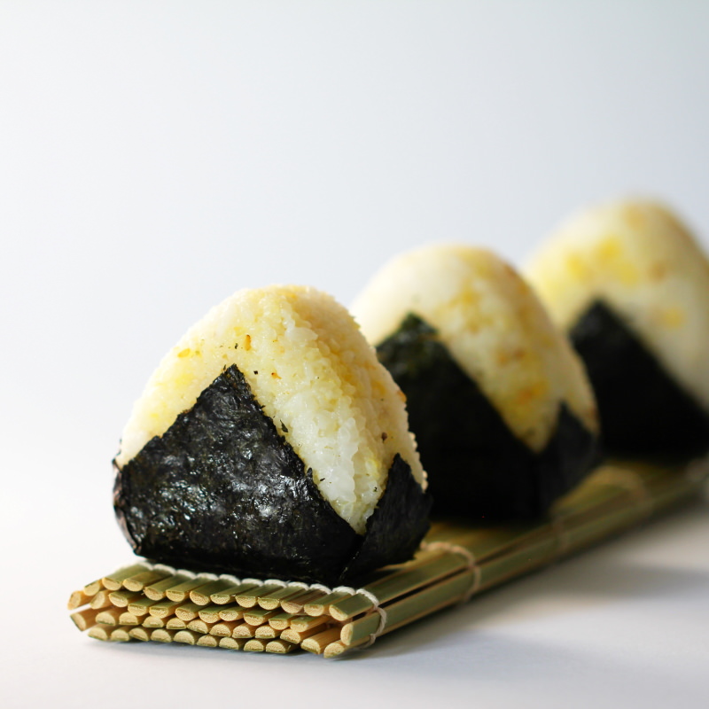 Onigiri – japanische Reisbällchen einfach füllen und formen!
