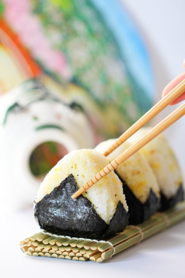 Onigiri – japanische Reisbällchen einfach füllen und formen!
