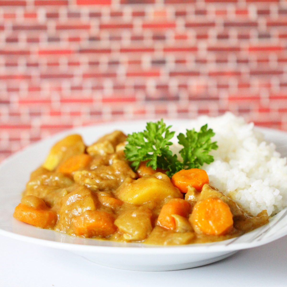 Japanisches Curry mit frisch gekochtem weißen Reis