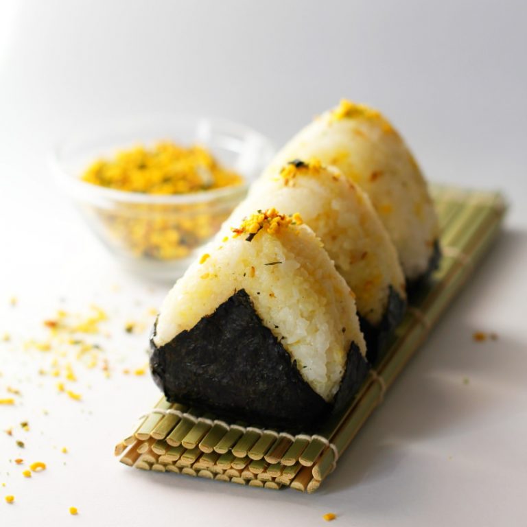 Onigiri – japanische Reisbällchen einfach füllen und formen!