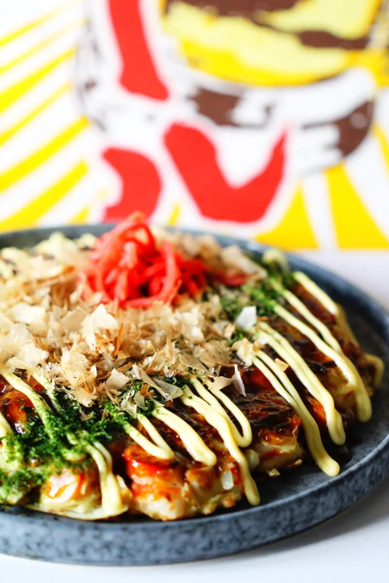Okonomiyaki servieren