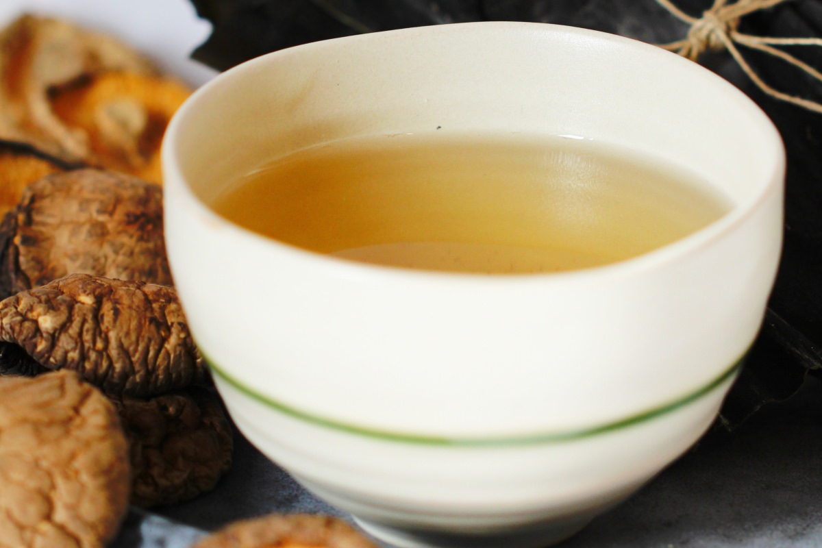 Vegane Dashi Brühe mit Kombu & Shiitake » UMAMI PUR