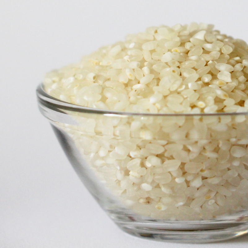 Reis als wichtige Grundzutat für Sake, zu sehen in einer Glasschale