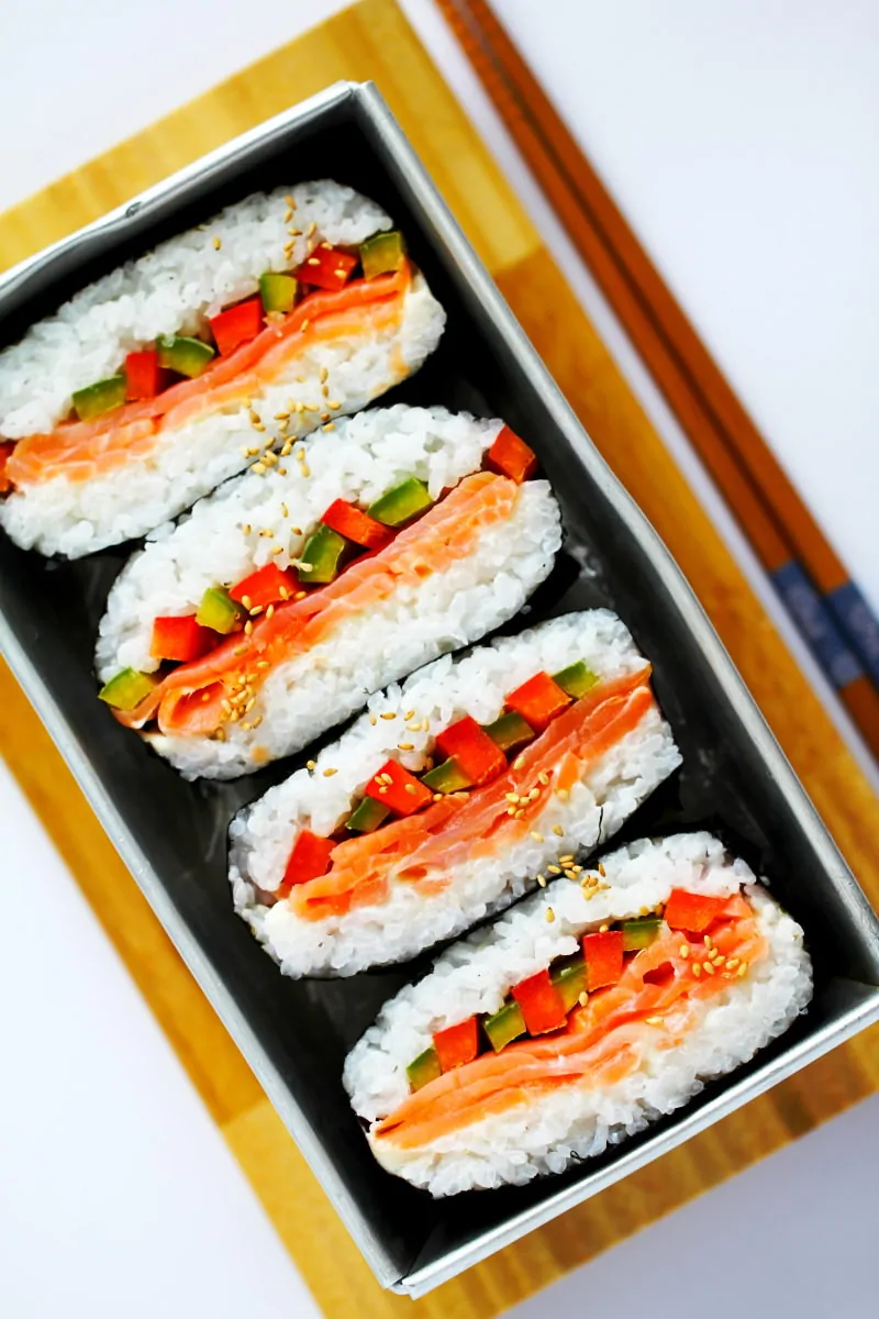 Onigirazu Sushi Sandwich Rezeptbild im schrägen Winkel