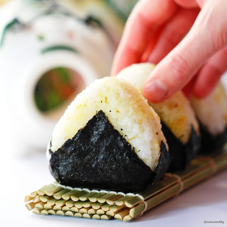 Onigiri – japanische Reisbällchen einfach füllen und formen!