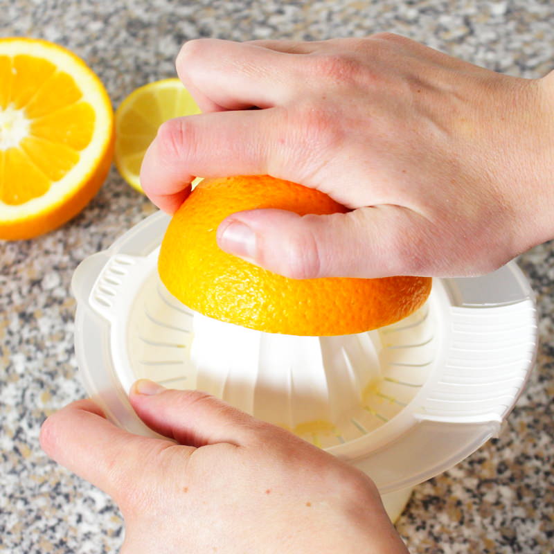 Dango Obstsalat mit Orangensirup Schritt 2 Orange und Zitrone auspressen