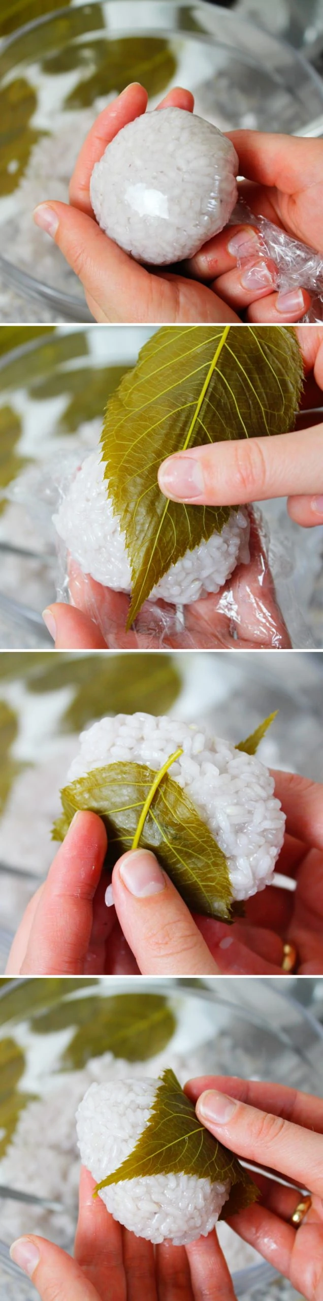 Sakura Mochi Schritt 13 Reisbällchen mit Kirschblatt umwickeln