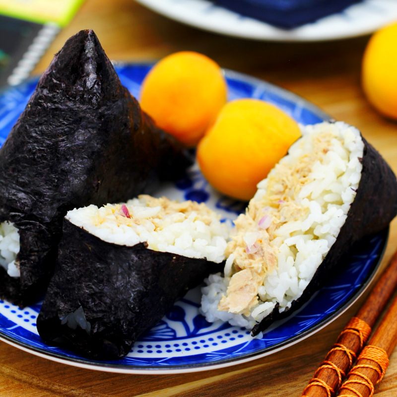 Onigiri mit Thunfisch-Mayonnaise-Salat Fertig