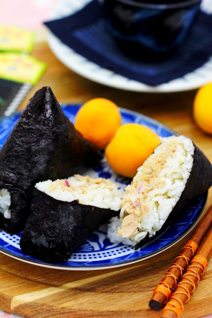 Onigiri mit pikanter Thunfisch-Mayonnaise-Füllung » REZEPT