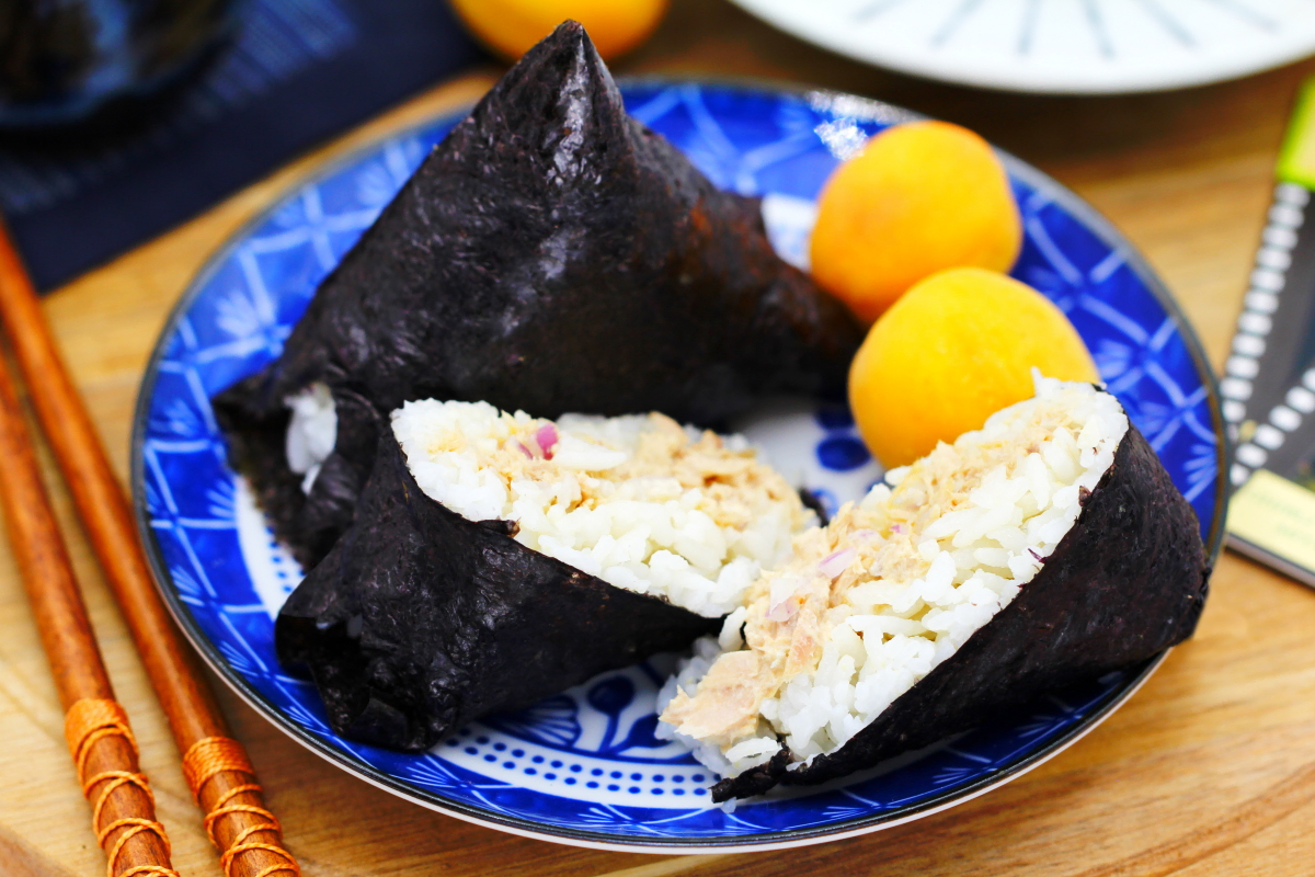 Onigiri mit Thunfisch-Mayonnaise-Salat Titelbild