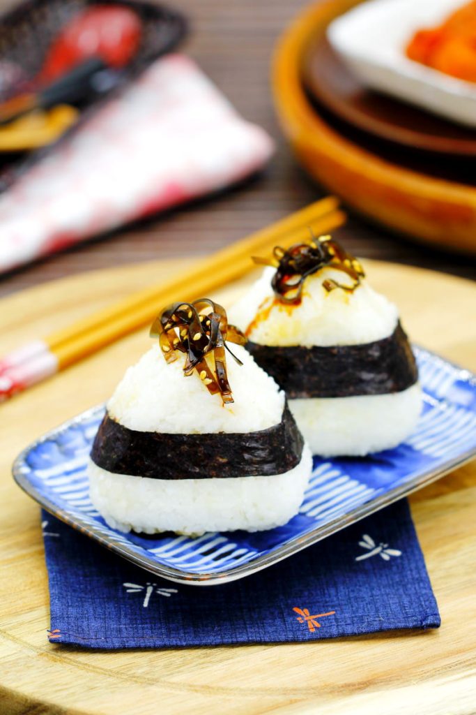 Tsukudani Onigiri mit Kombu Algenfüllung » REZEPT • 1mal1japan
