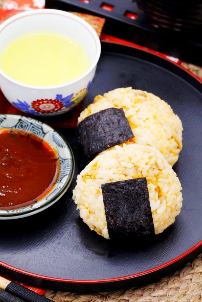 Chicken Teriyaki Onigiri mit Tomaten-Orangen-Marinade » REZEPT