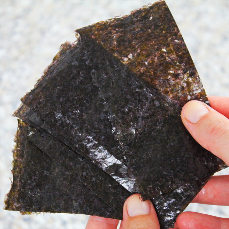 Shigureni Onigiri - Passaggio 7: tagliare a metà le foglie di nori