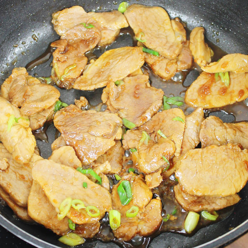 Butadon - Passaggio 8: aggiungere i cipollotti alla carne