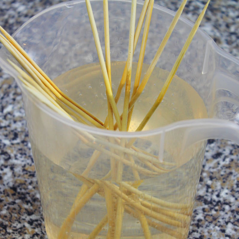 Yakitori passaggio 4: Soak the bamboo skewers