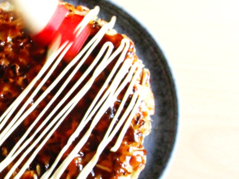 Japanische Mayonnaise im Zickzack