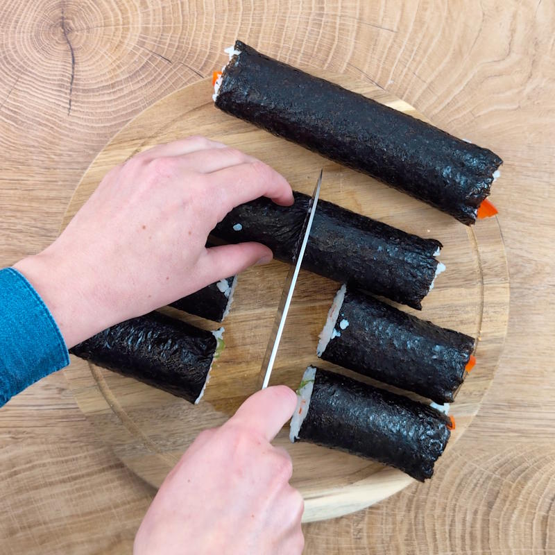 Tempura Sushi Passaggio 9: tagliare gli involtini