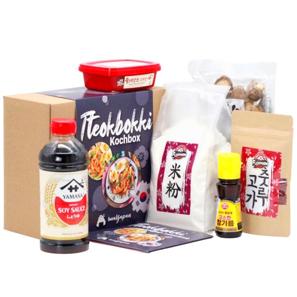 Vielfältiges japanisches Kochset mit Sojasauce, Mehl und Gewürzen für authentische Gerichte.