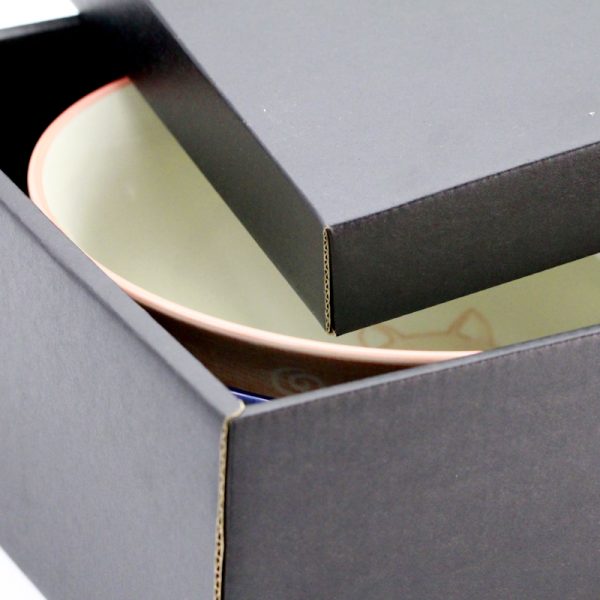 Ovaler Keramikbecher in Geschenkverpackung.