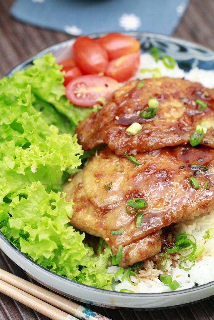 Japanisches Teriyaki Hähnchen mit extra Sauce für den Reis