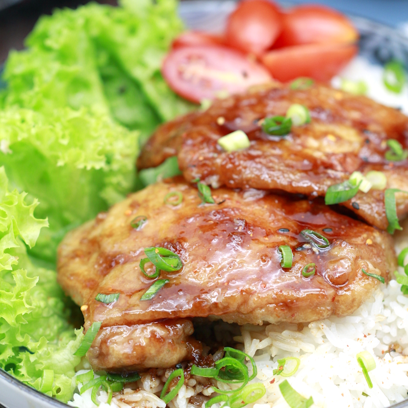 Teriyaki Chicken in Streifen mit Frühlingszwiebeln